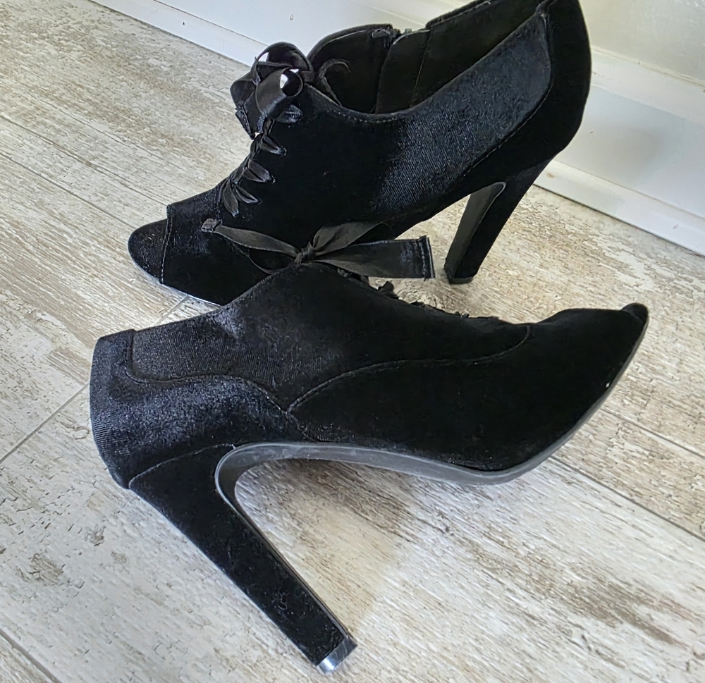 Kelly & katie black velour lace up heels pumps size 7.5 zipper side peep toe